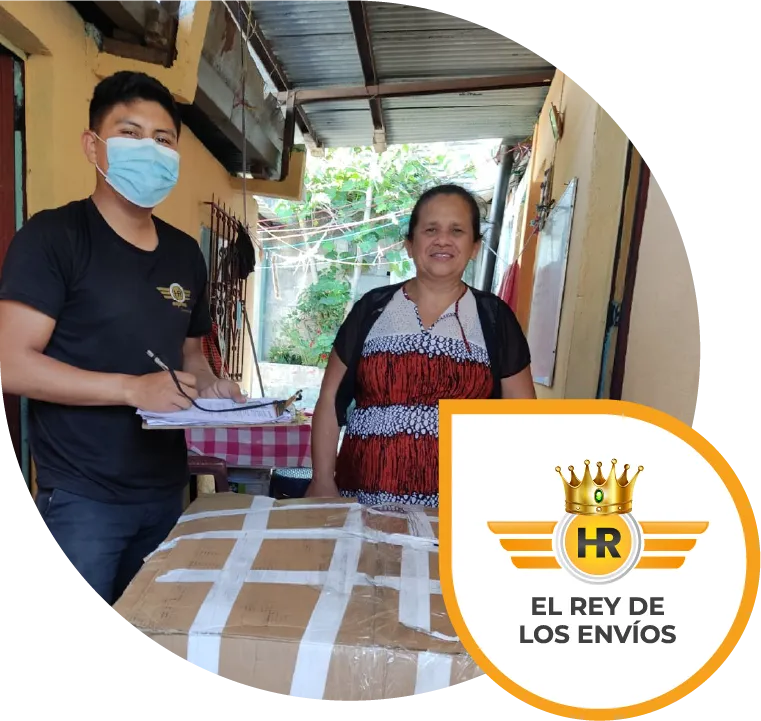 Empleado de el rey de los envios, haciendo entrega de un paquete a una mujer, en la parte derecha se ve aprecia el logo de la empresa